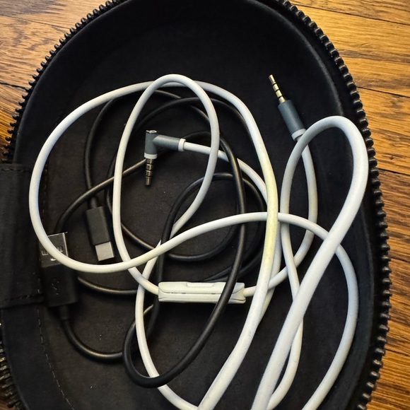 AUTHENTIC BEATS BLUE WIRELESS Headphones with ORIGINAL Case. - Picture 9 of 16